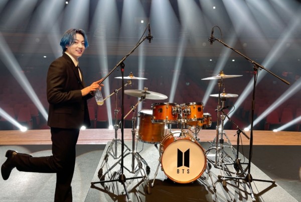 BTS Berpartisipasi dalam Grammy MusicCares Konser Virtual 'Music on a Mission' + Drummer Jungkook Menarik Perhatian