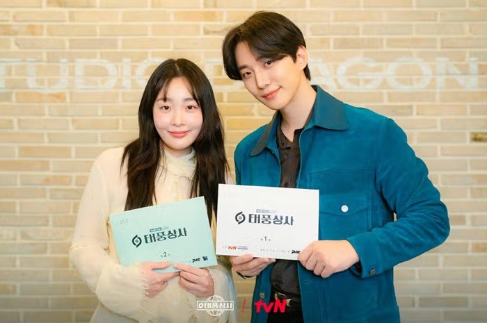 Al‍asan Kenapa K⁠drama‍ T⁠ypho‍on Fami‌ly Layak Dinanti